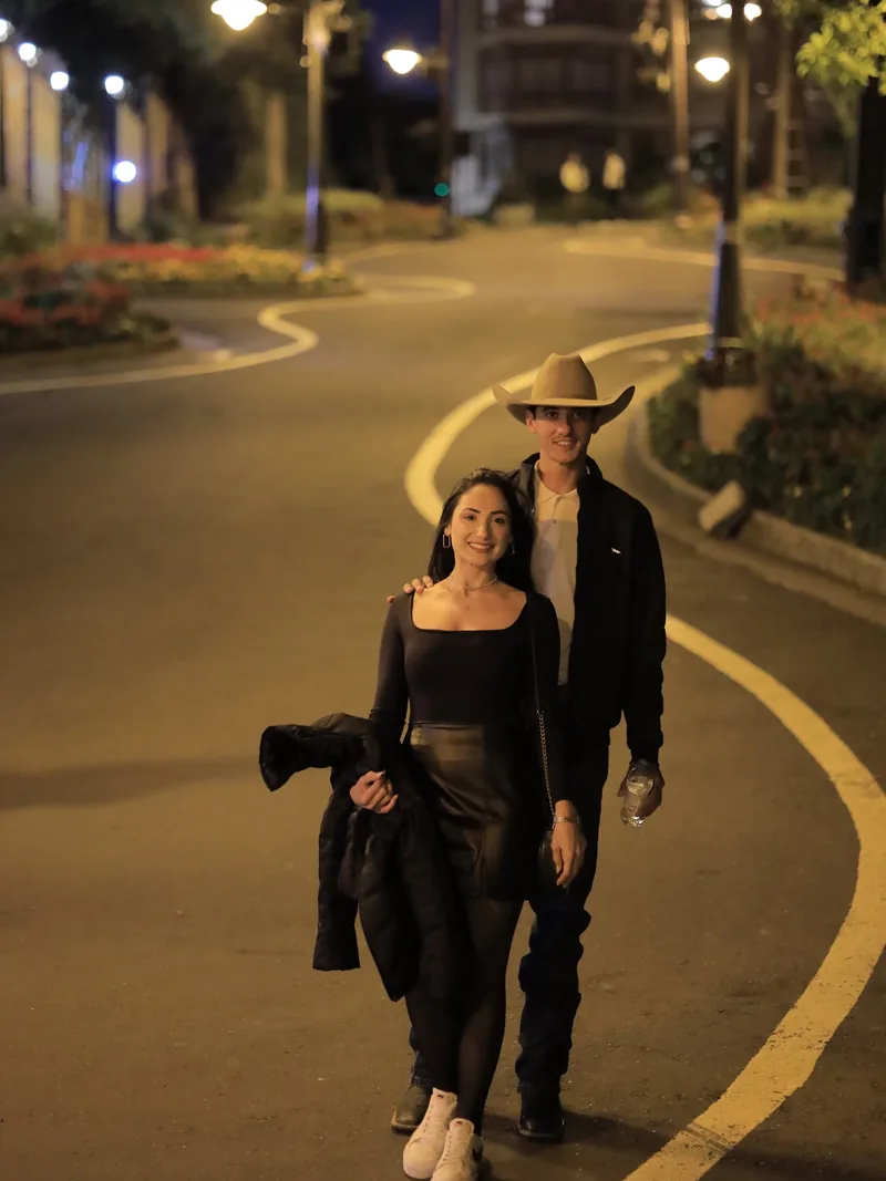 Daniela e Wesley passeando à noite pelas ruas de Gramado