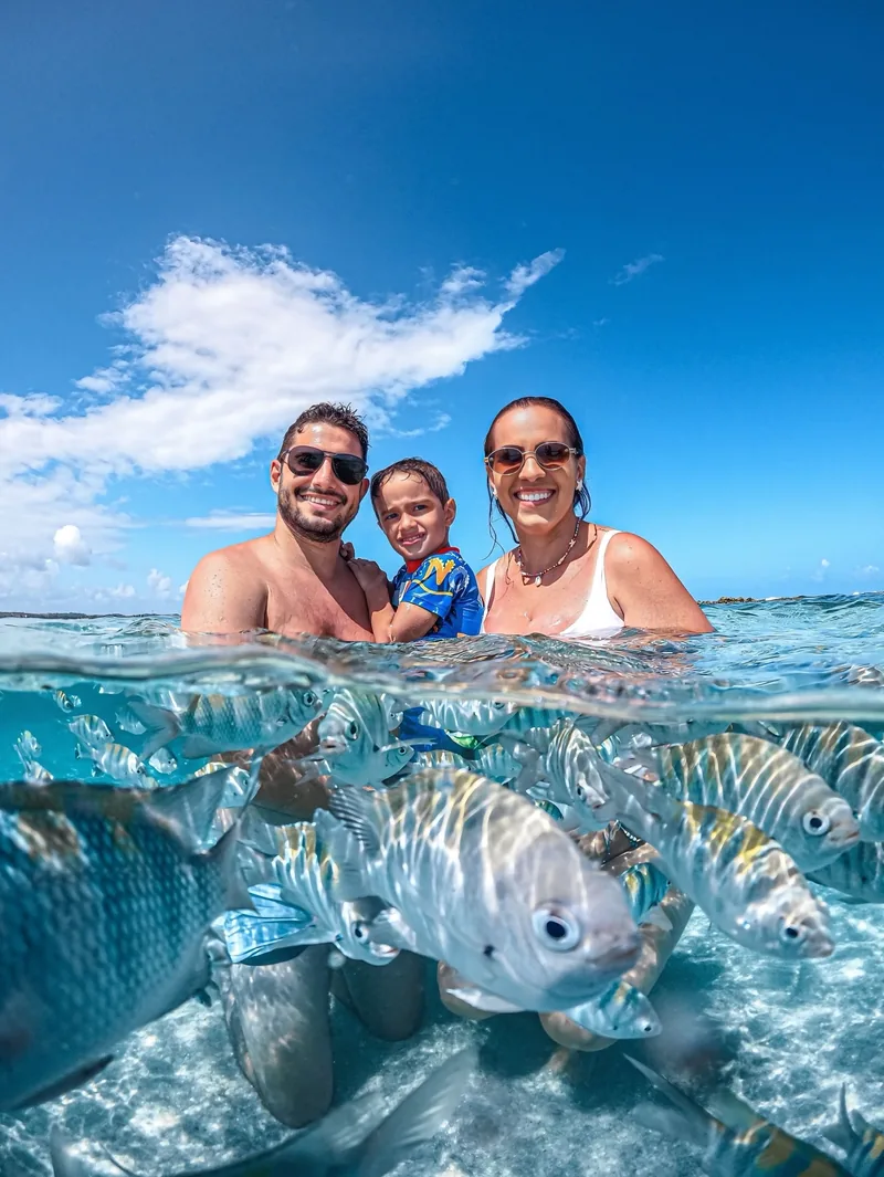 Karla, Marcos e Theo mergulhando entre peixes nas piscinas naturais de Maragogi