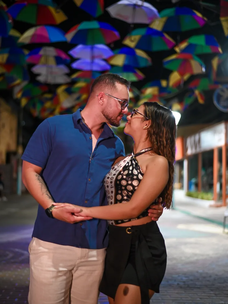 Thayanne e João sob os guarda-chuvas coloridos de Porto de Galinhas