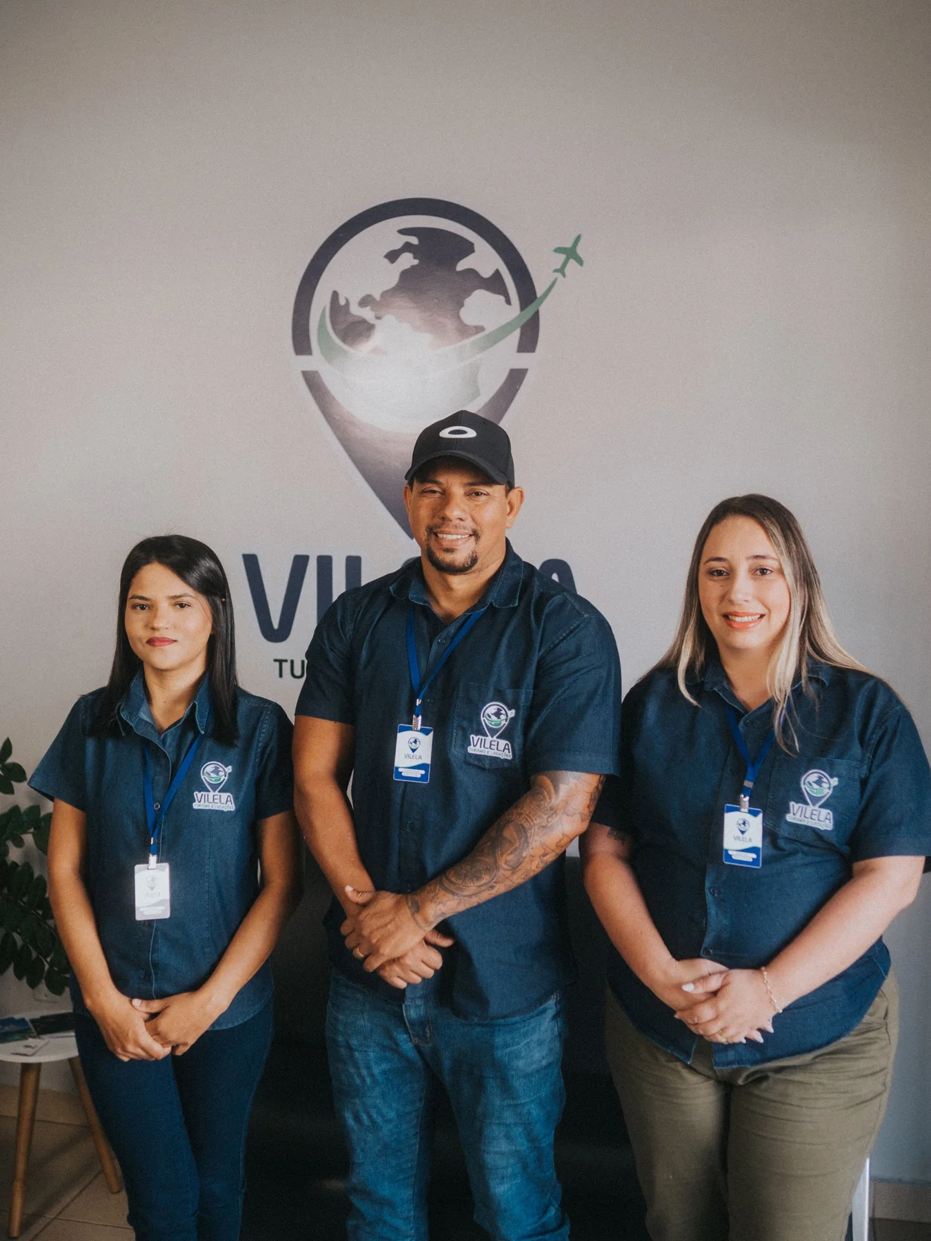 Equipe da Vilela Turismo no escritório da agência